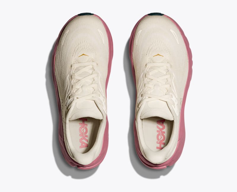 HOKA Women's Arahi 8 Shoes in Alabaster/Lingonberry