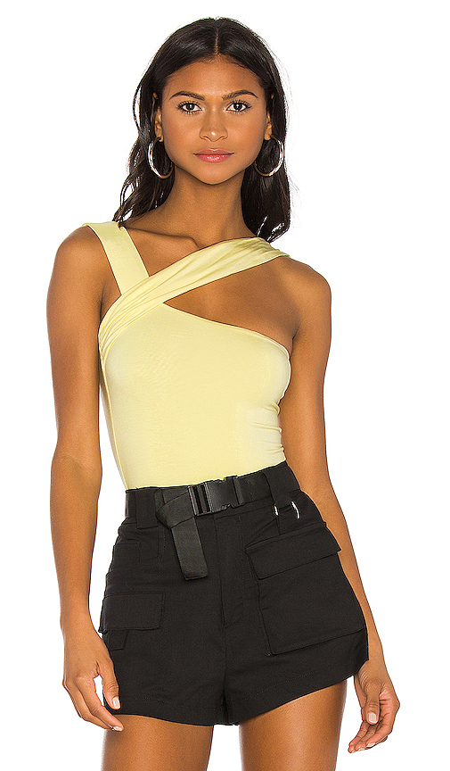 H:ours BODY UNE ÉPAULE DÉNUDÉE HALSEY en Yellow. M. Also en