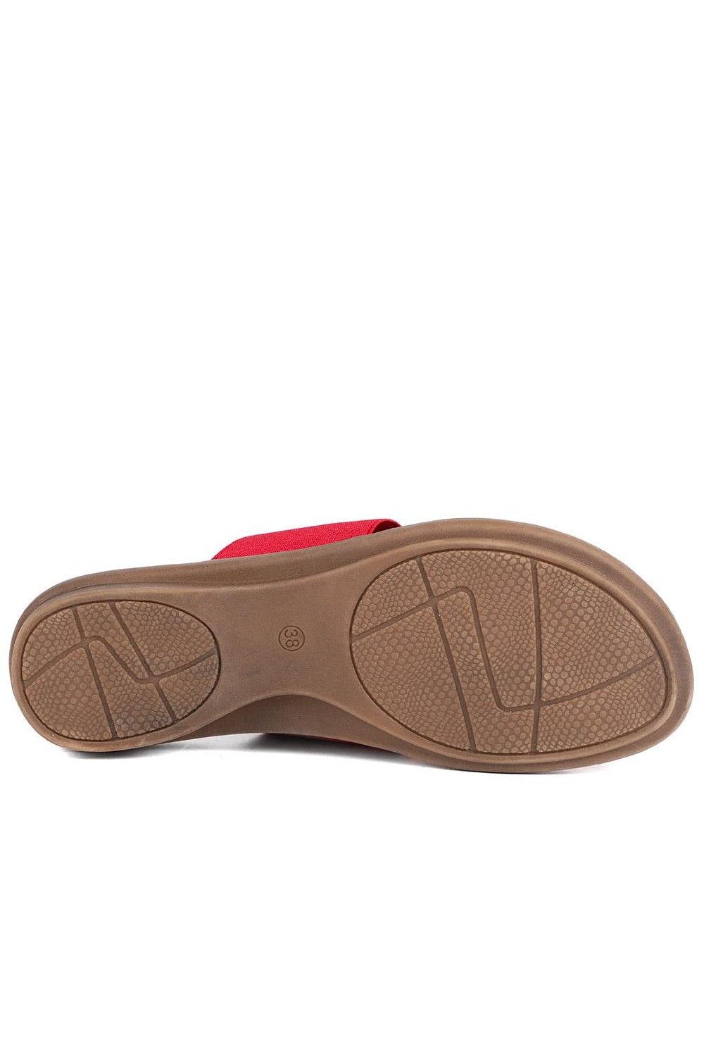 Pavers Flexible Toe Post Sandals In Red