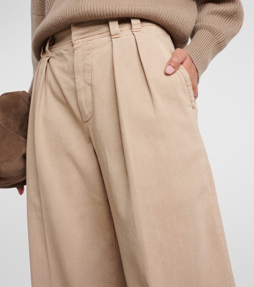 Pleated jeans