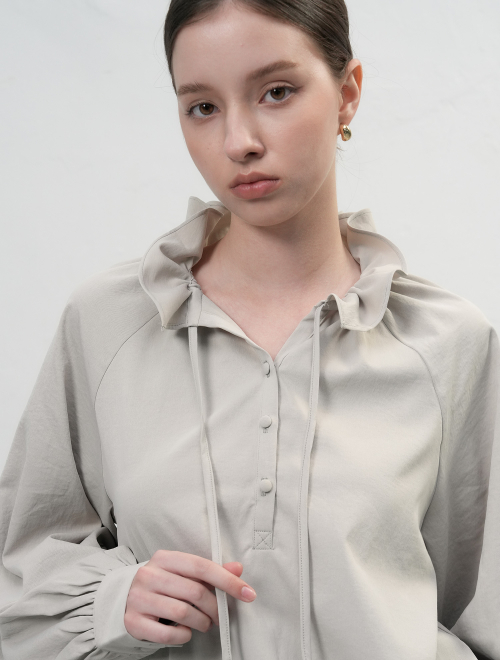 Loose-fit frill collar blouse / WBE3L03504