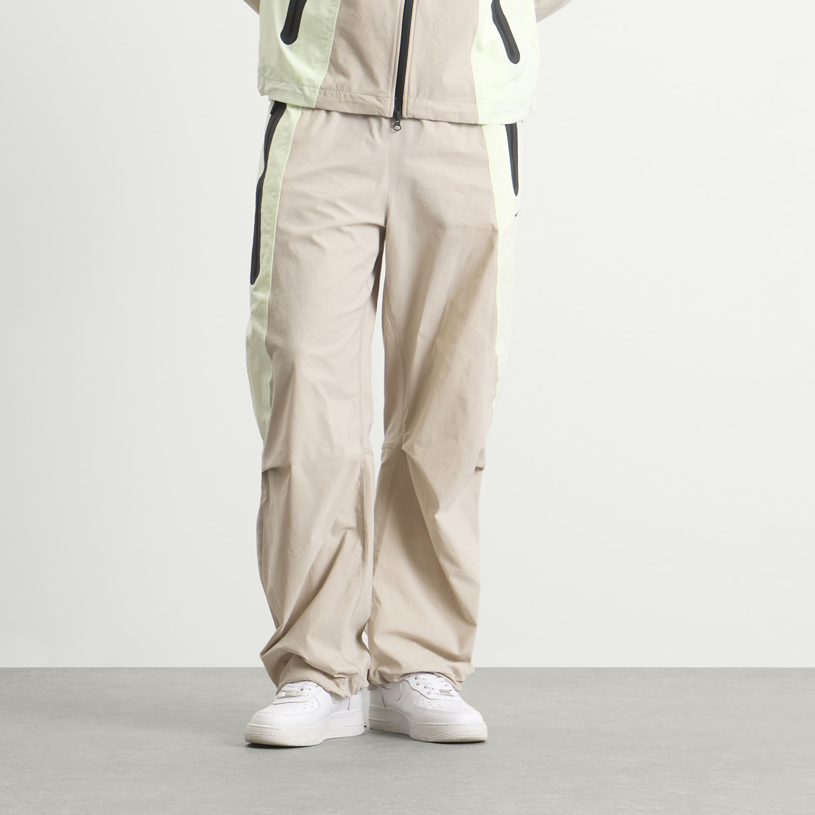 Men's Tech Woven Pro Oversized Pant in Cream/Volt Tint/Black