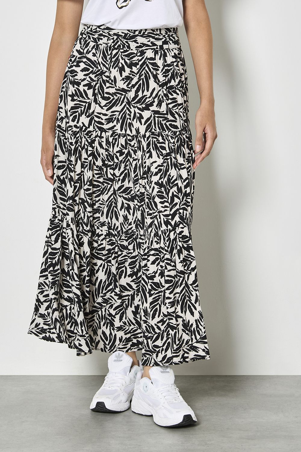 Apricot Women's Leaf Print Tiered Midi Skirt in Black