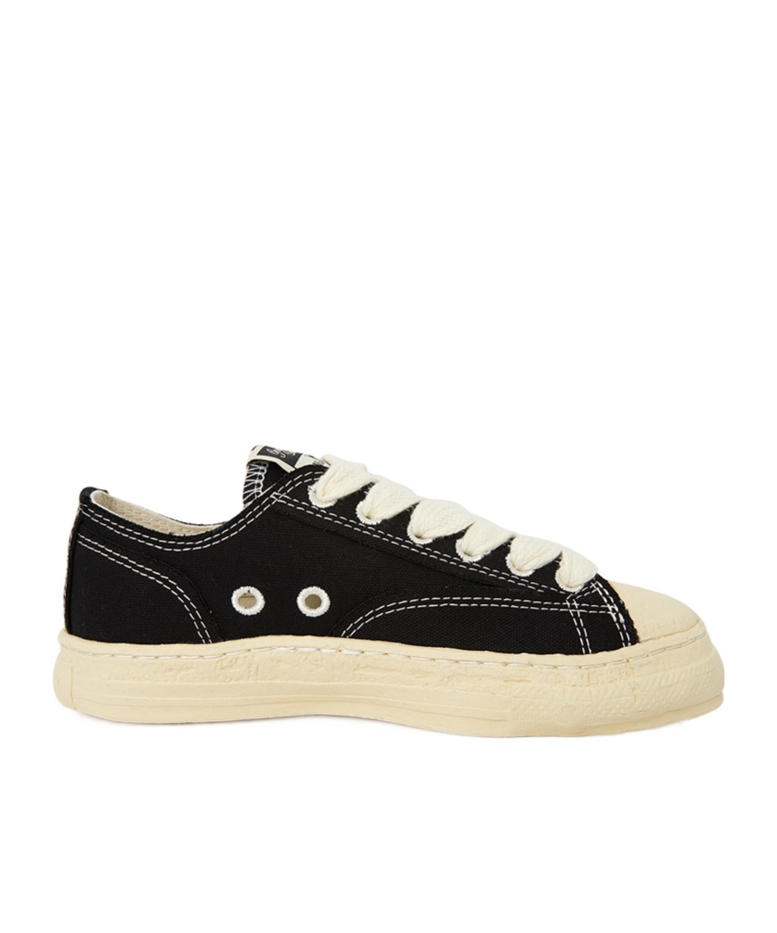 Lace-up low-top sneakers