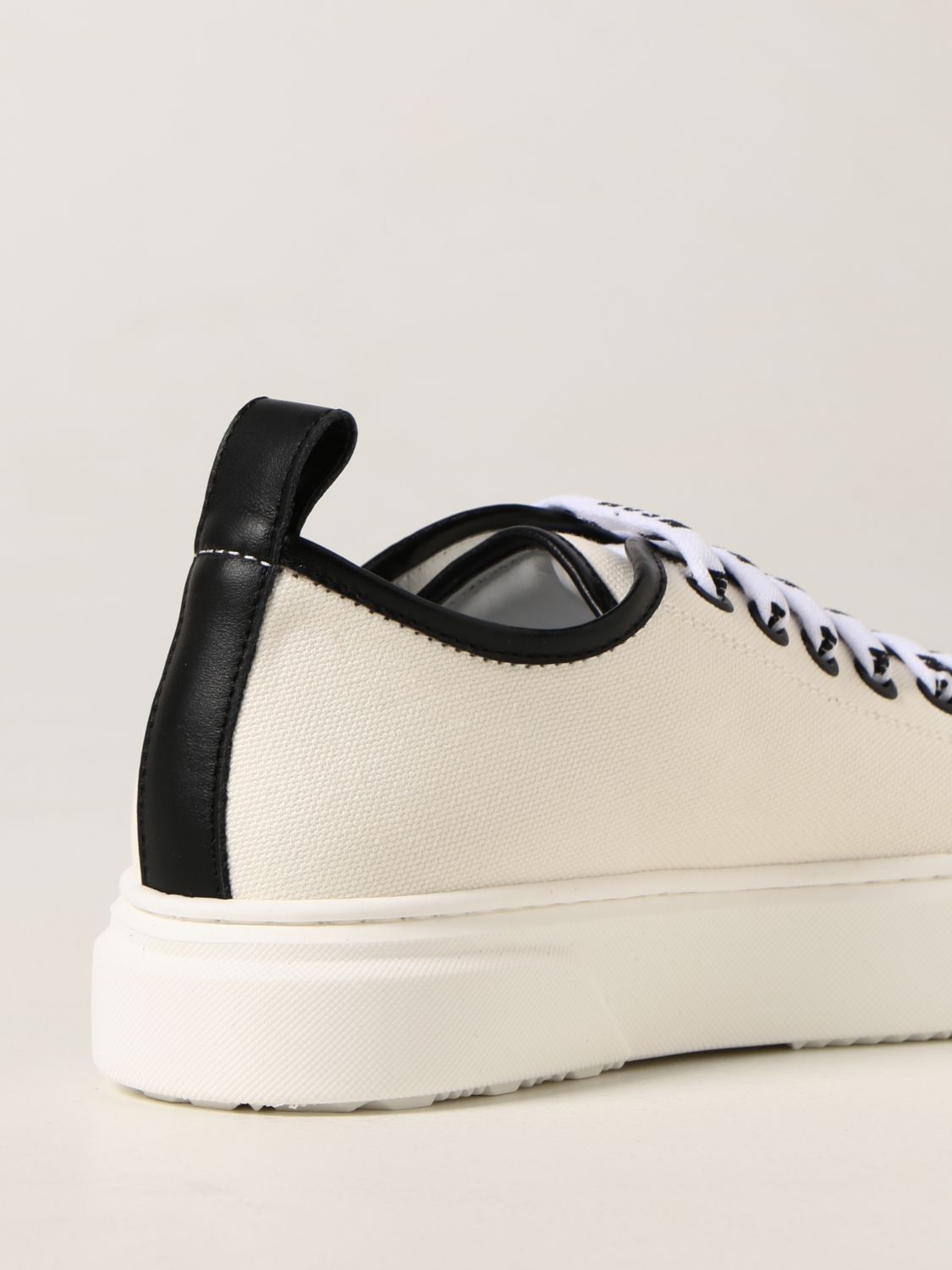 Sneakers in canvas