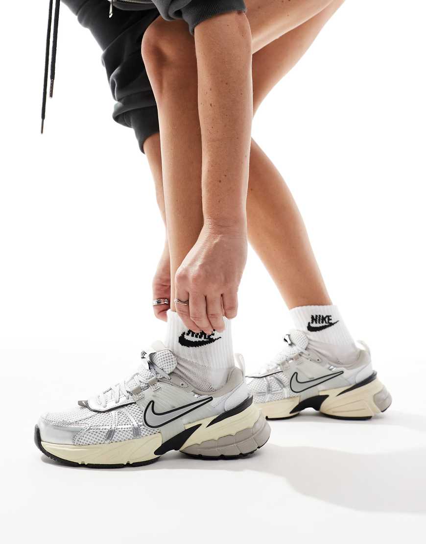 V2K Run sneakers in white