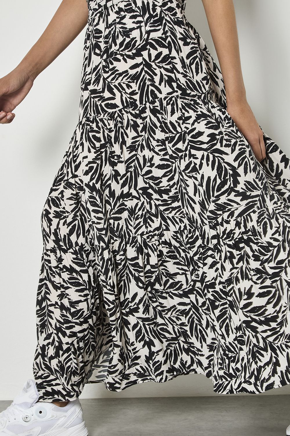 Apricot Women's Leaf Print Tiered Midi Skirt in Black