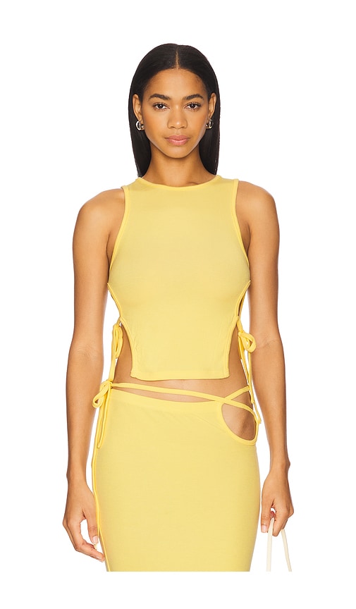 BY.DYLN X Revolve Len Top en Yellow.  M. Also en