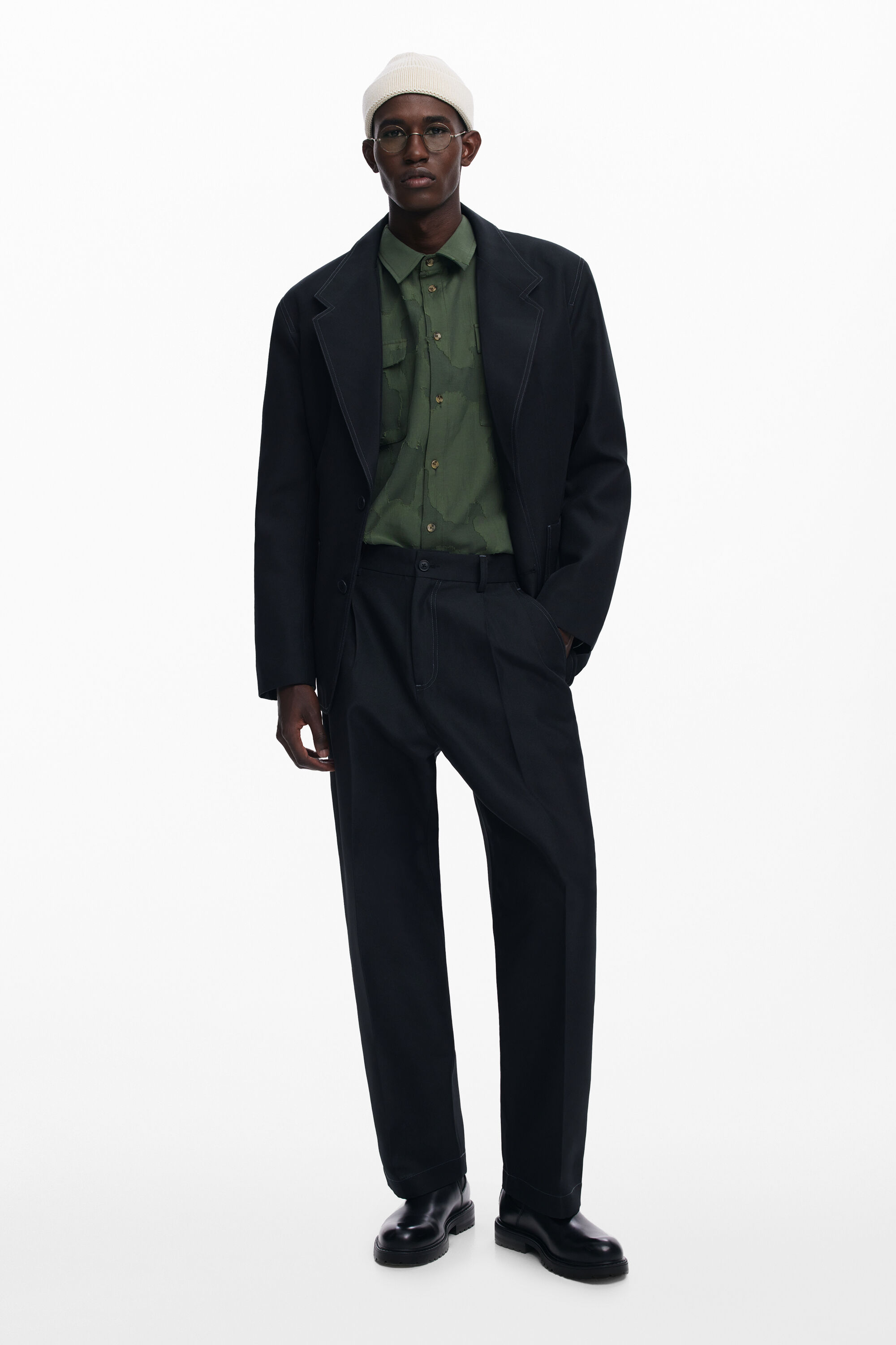 Pleated trousers with contrasts