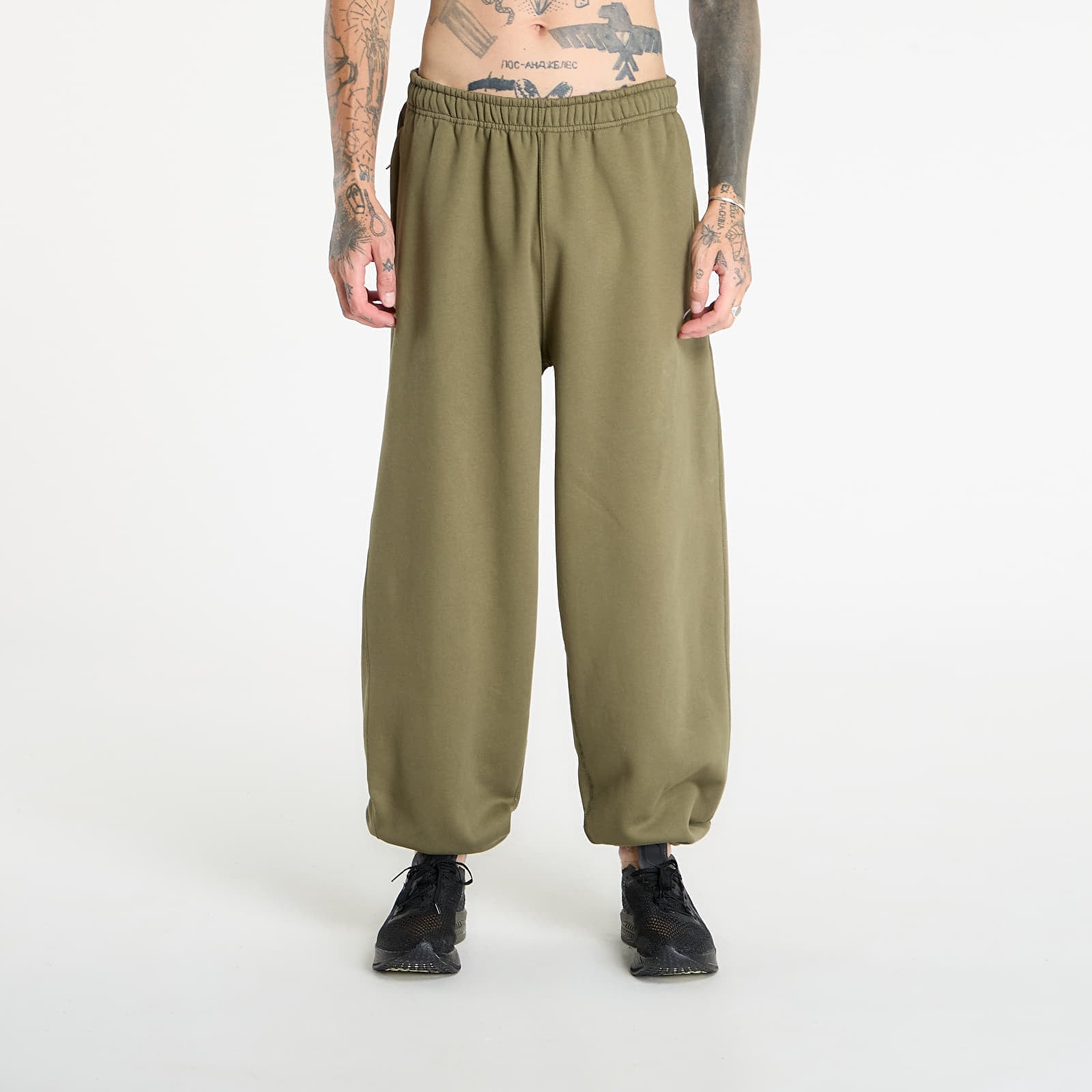 Men's Solo Swoosh Cuff Pant in Medium Olive/Medium Olive/White