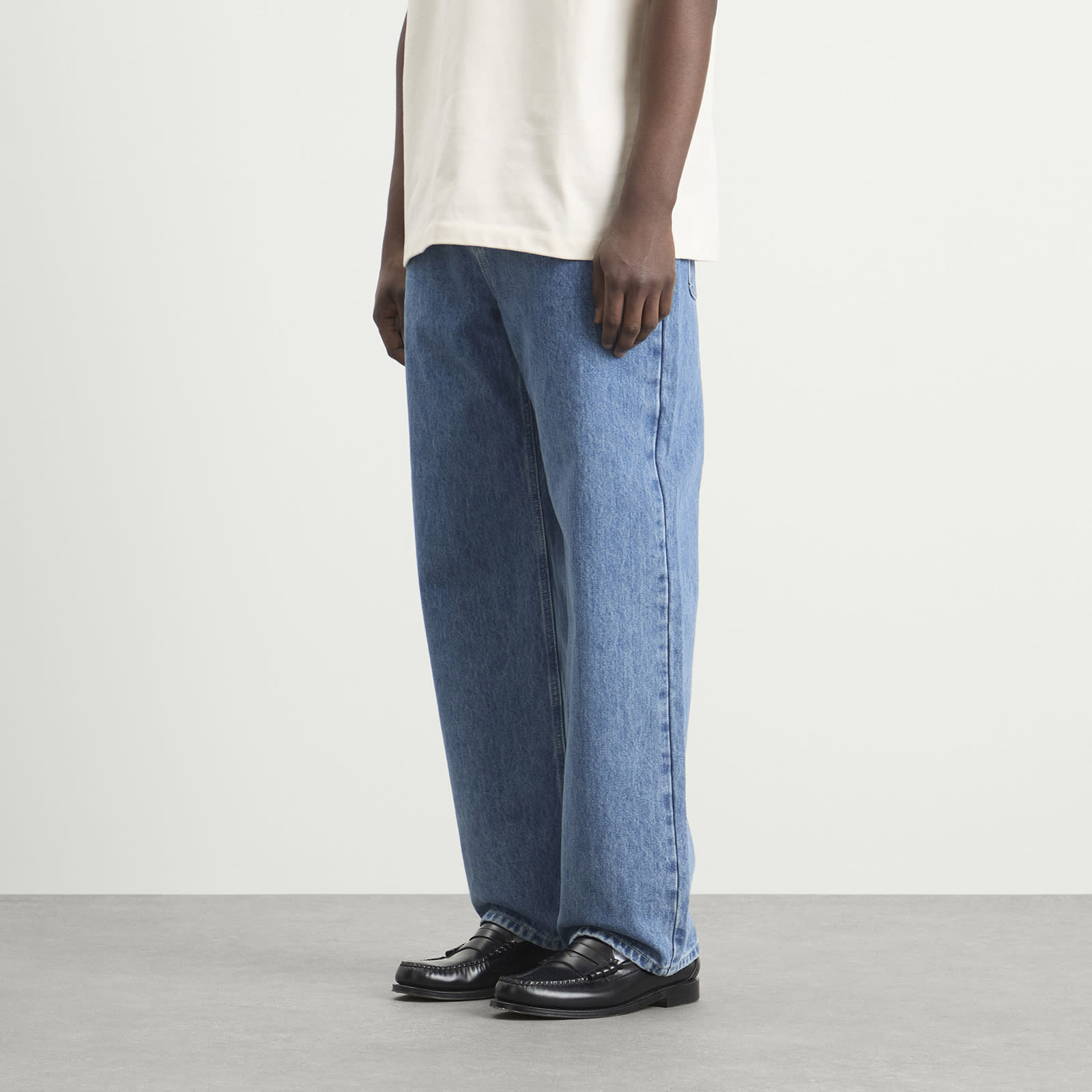Men's Relaxed Denim Jean in Mid Wash