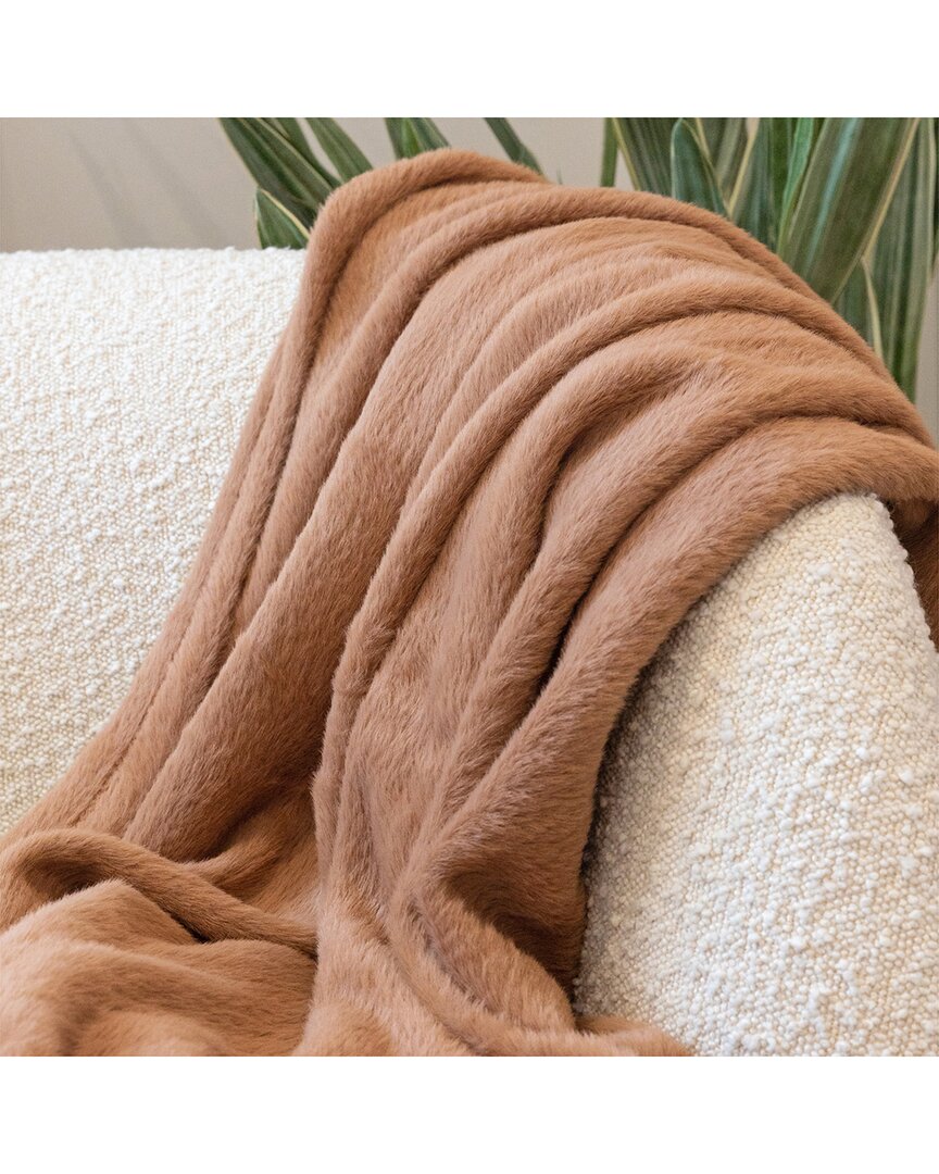 480 Gsm Thread Count Faux Fux Embrace Throw