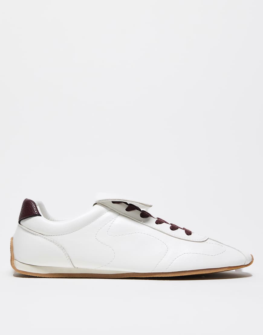 Retro trainers in white with oversized tongue