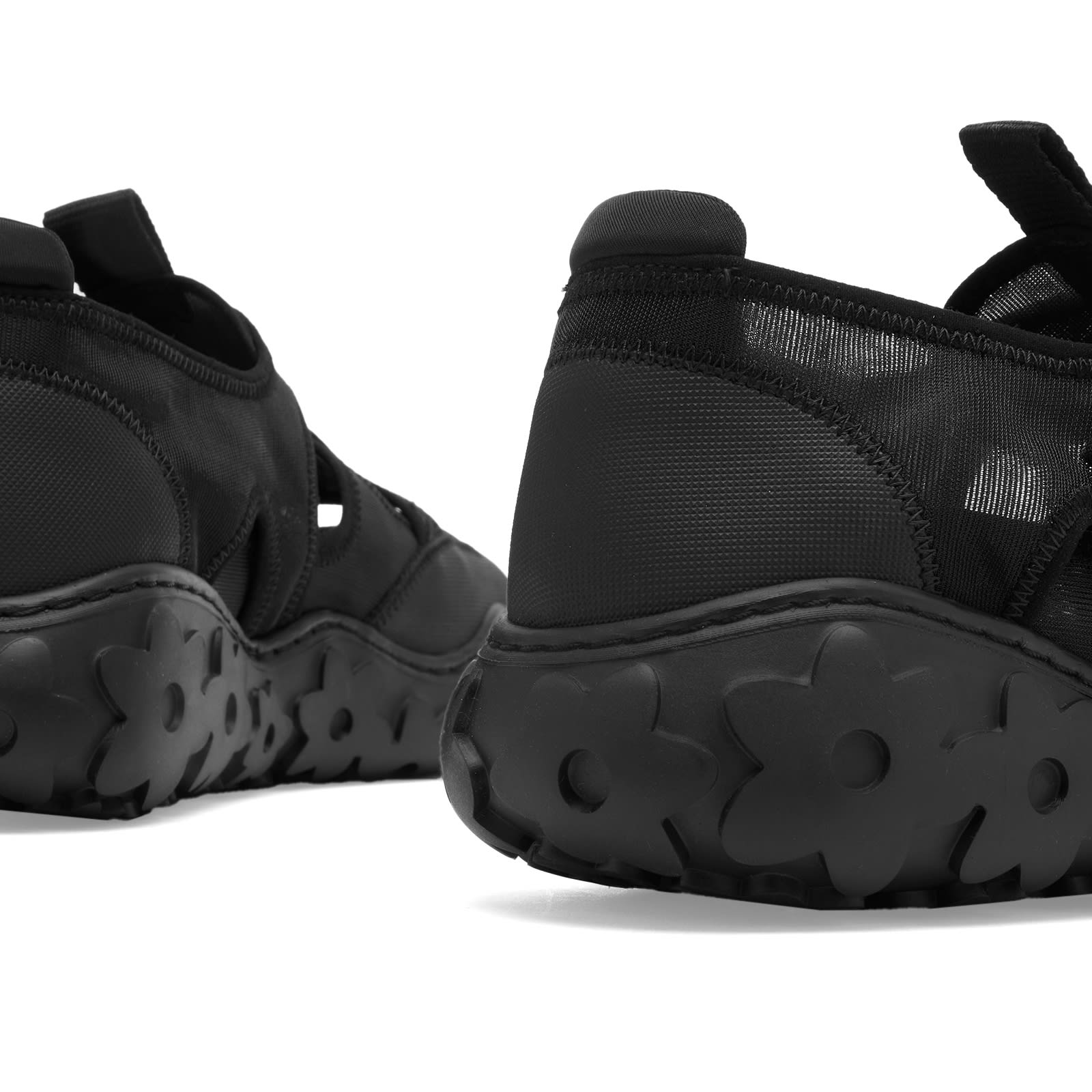 Women's Aria Sneaker in Black