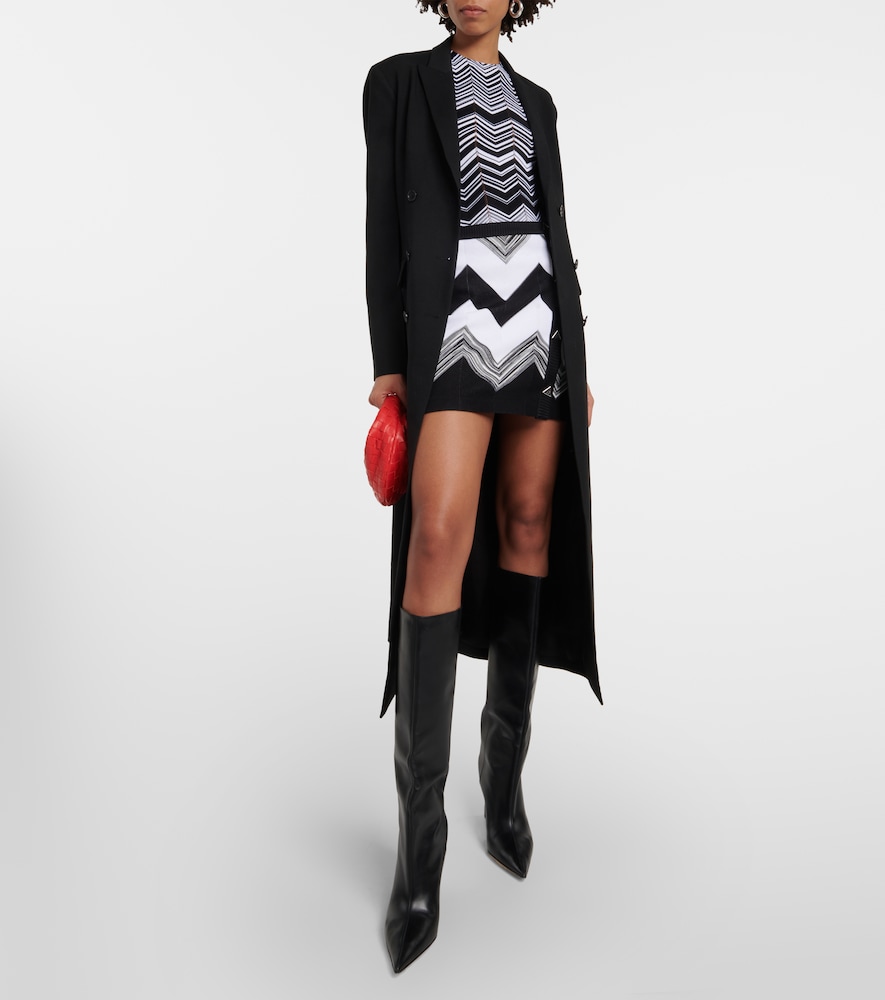 Zig-zag knitted miniskirt