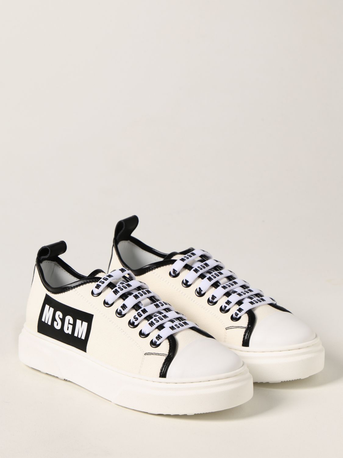 Sneakers in canvas