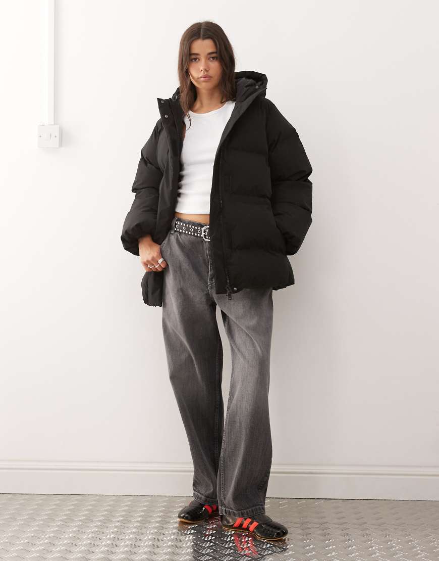 Cinched puffer coat with detachable hood in black
