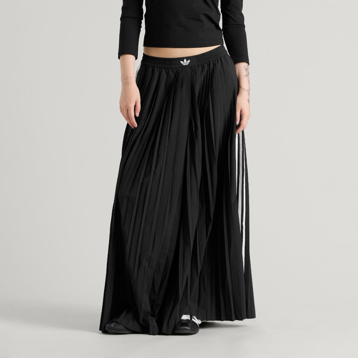 Women's Pleated Wide Leg Track Pants in Black
