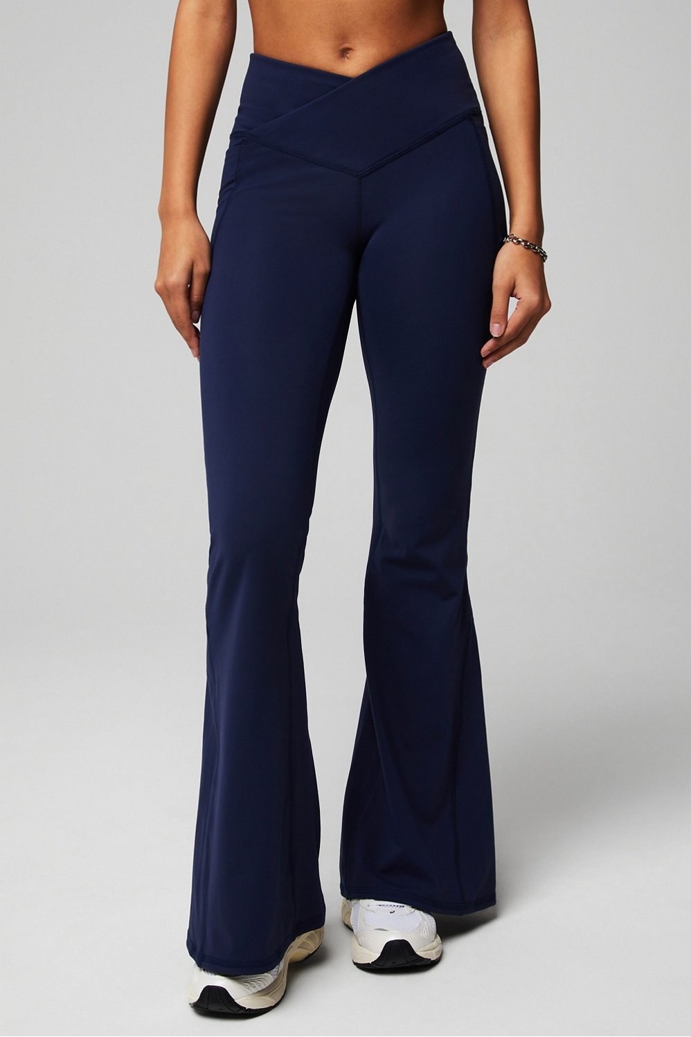 Fabletics Women's Lightweight Adventure Jacket + PureLuxe Crossover Flares + Principal Sports Bra 3-Piece Outfit Blauw One Fits Most