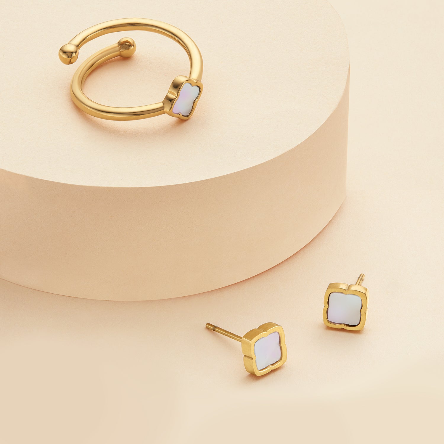 Mini Pearl Clover Ring (Gold)