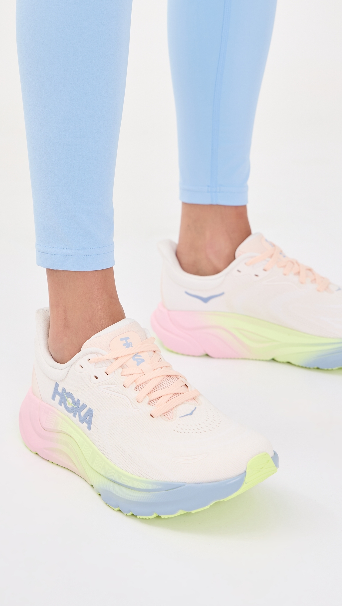 Arahi 8 Sneakers Alabaster/Tangerine Glow