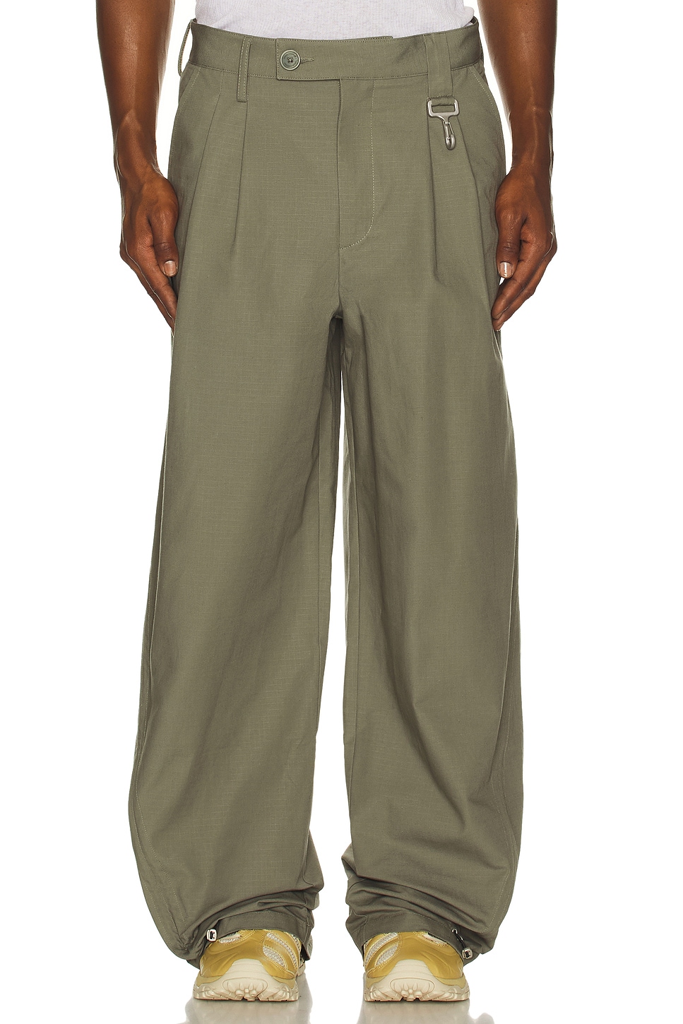 Reese Cooper Cotton Ripstop Pleated Trouser in Sage - Green. 34 also in
