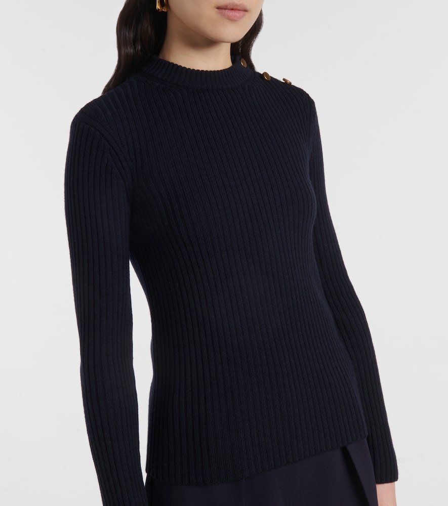 Lari sweater