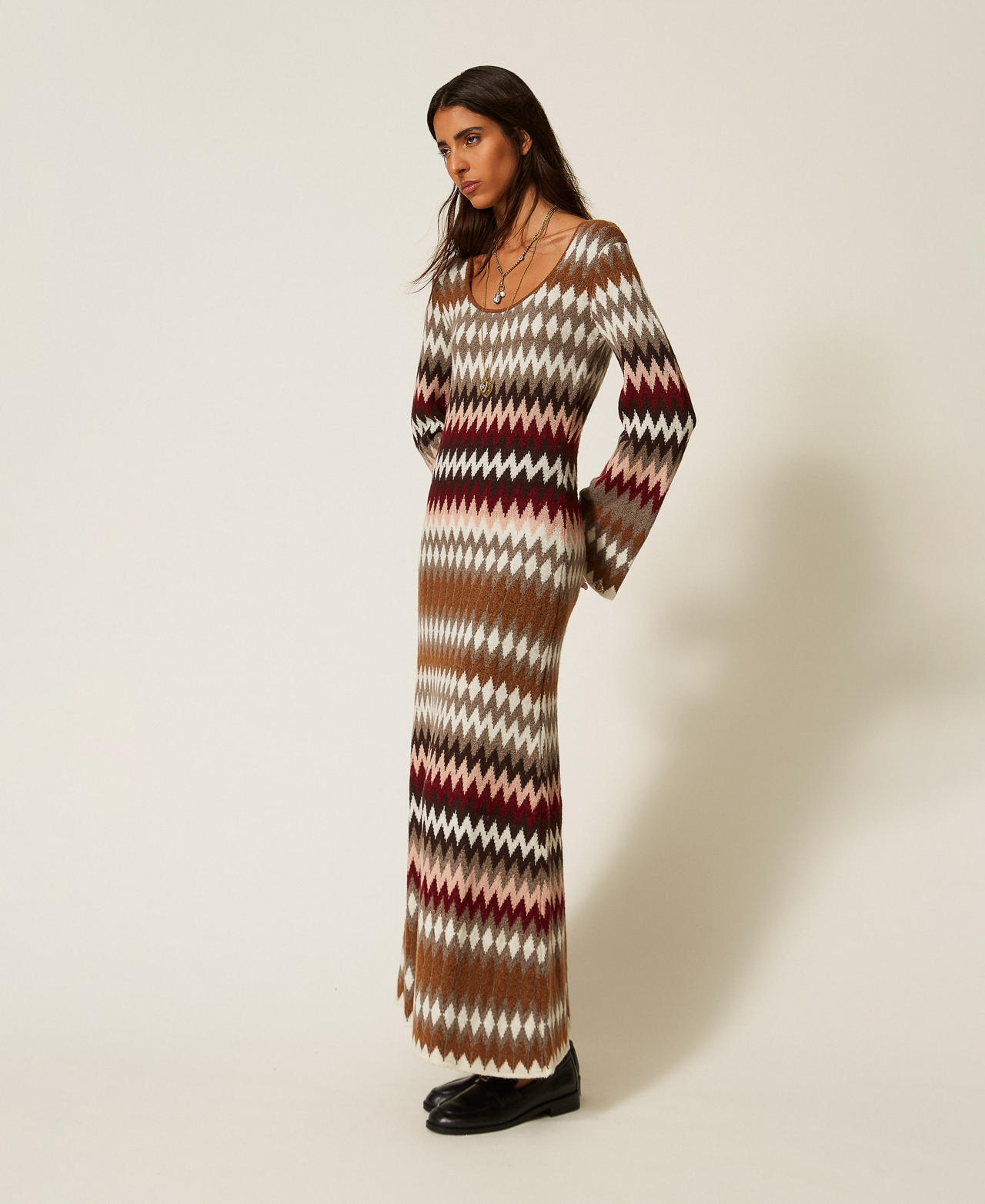 Use long jacquard knit dress