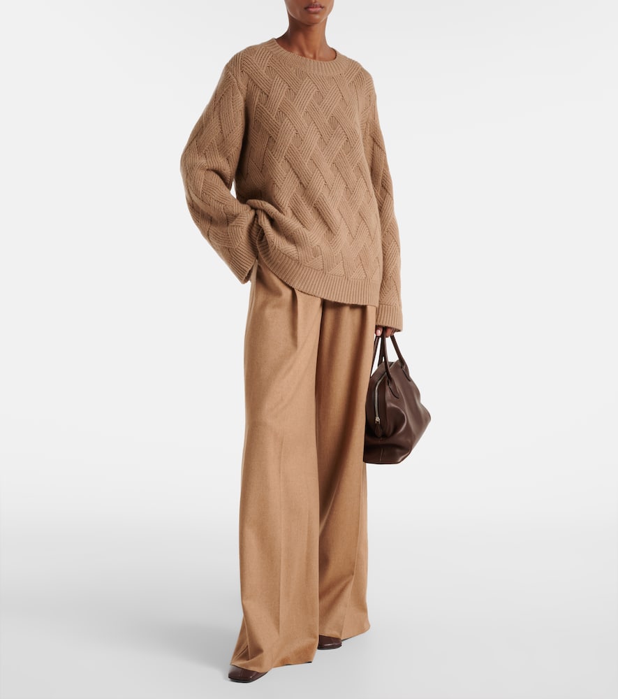 Oversized wool and cashmere sweater