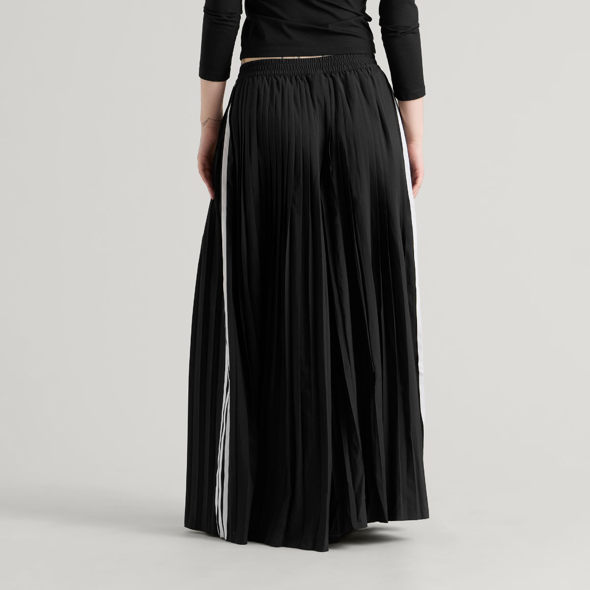Women's Pleated Wide Leg Track Pants in Black