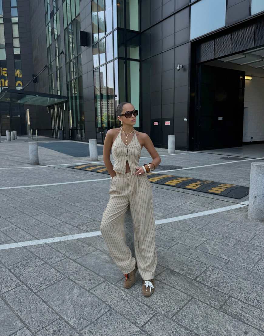Linen blend balloon fit trousers with darts in camel-Neutral