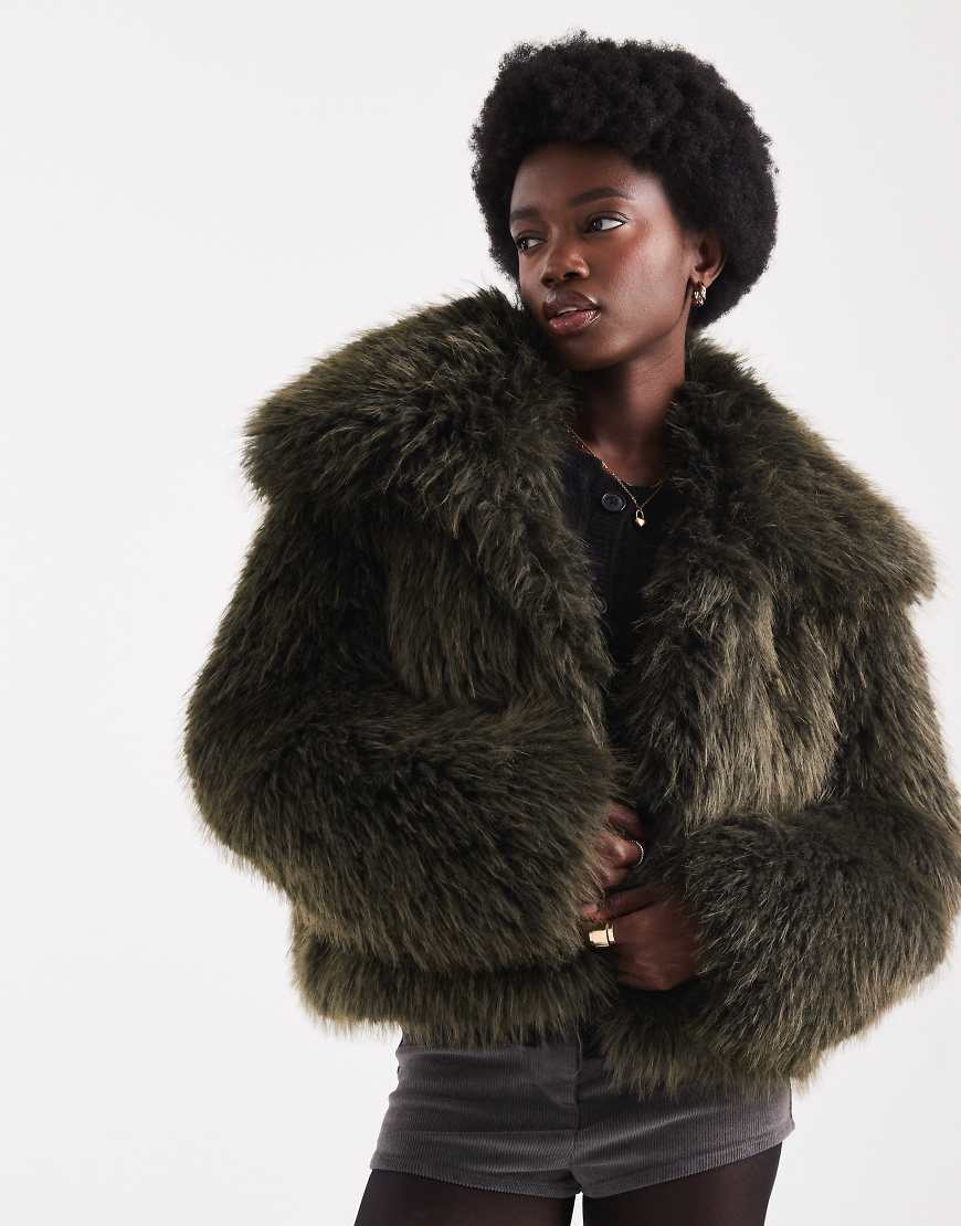 Cropped faux fur jacket in khaki green-No color