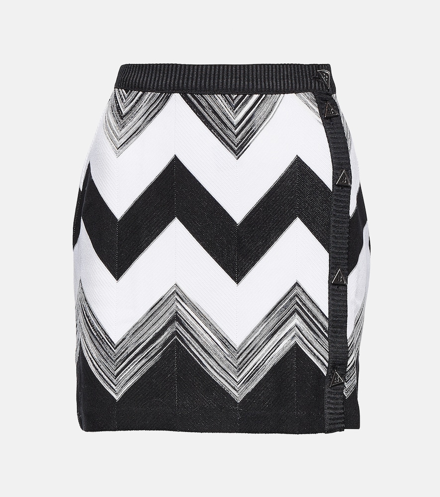 Zig-zag knitted miniskirt