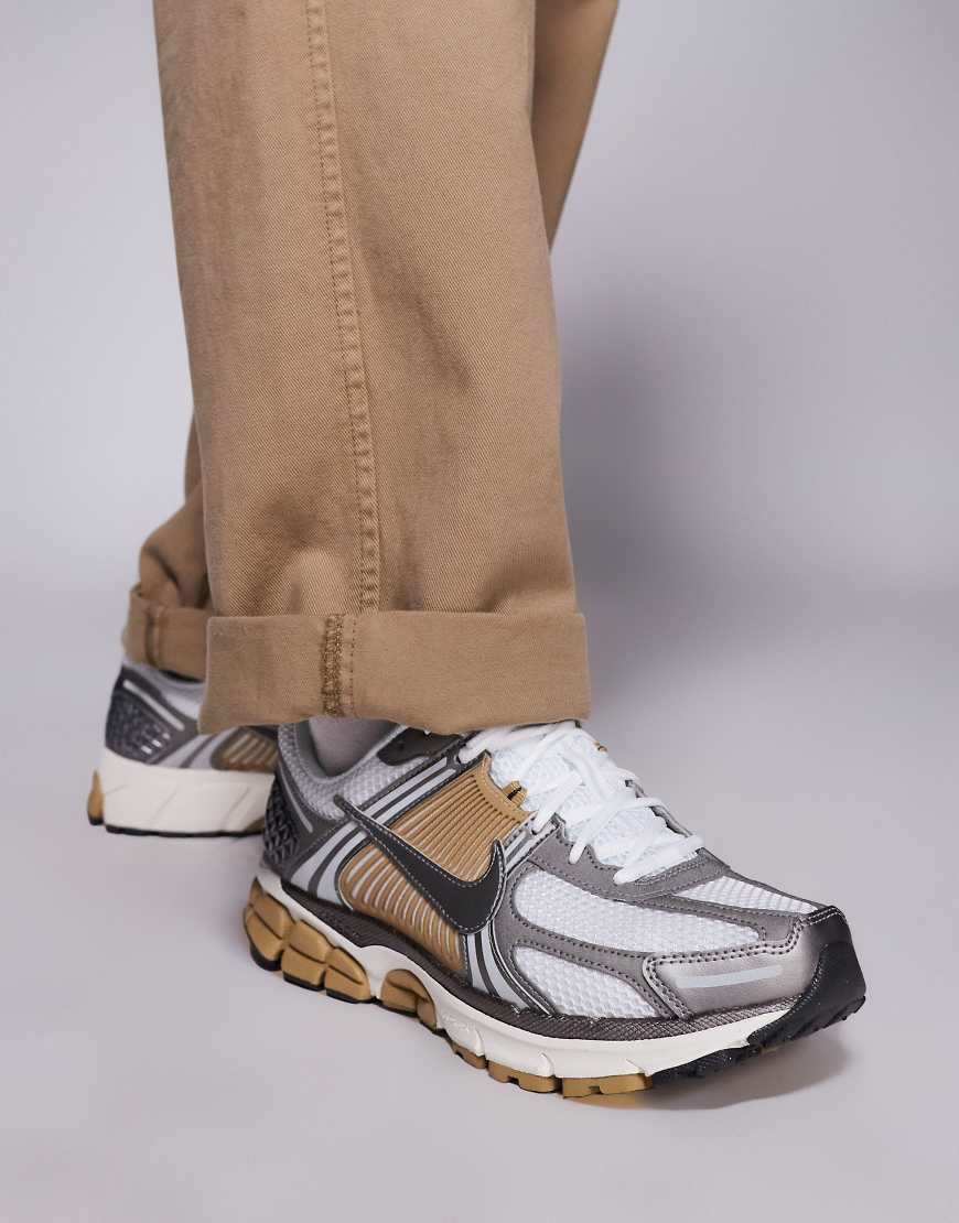 Zoom Vomero 5 sneakers in white and beige