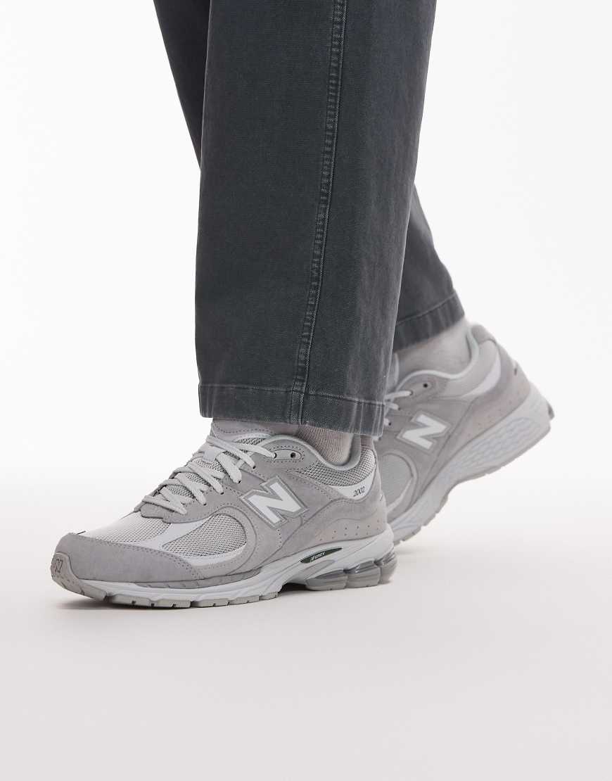 2002 unisex trainers in white and grey