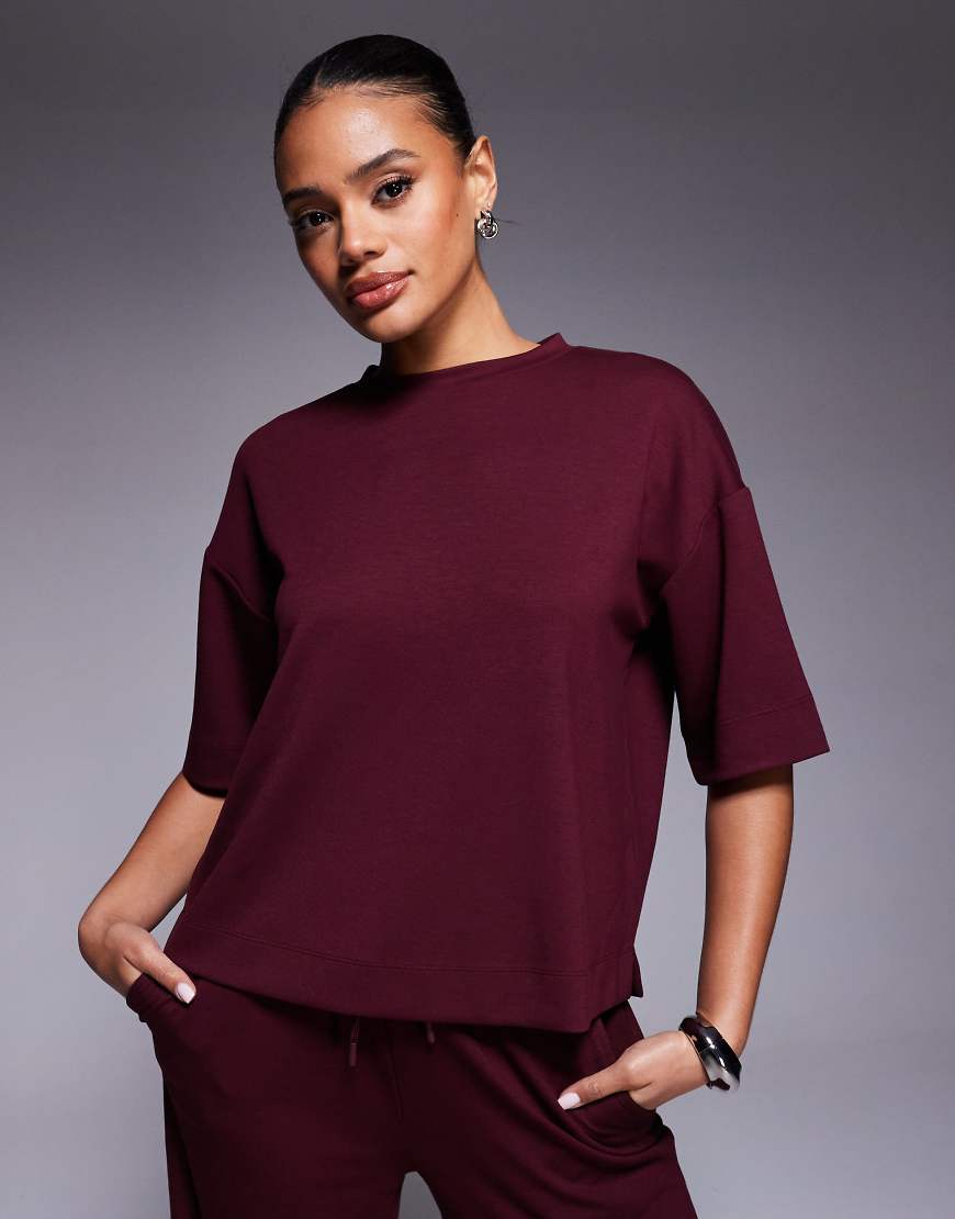 Clean oversized t-shirt in burgundy-Red