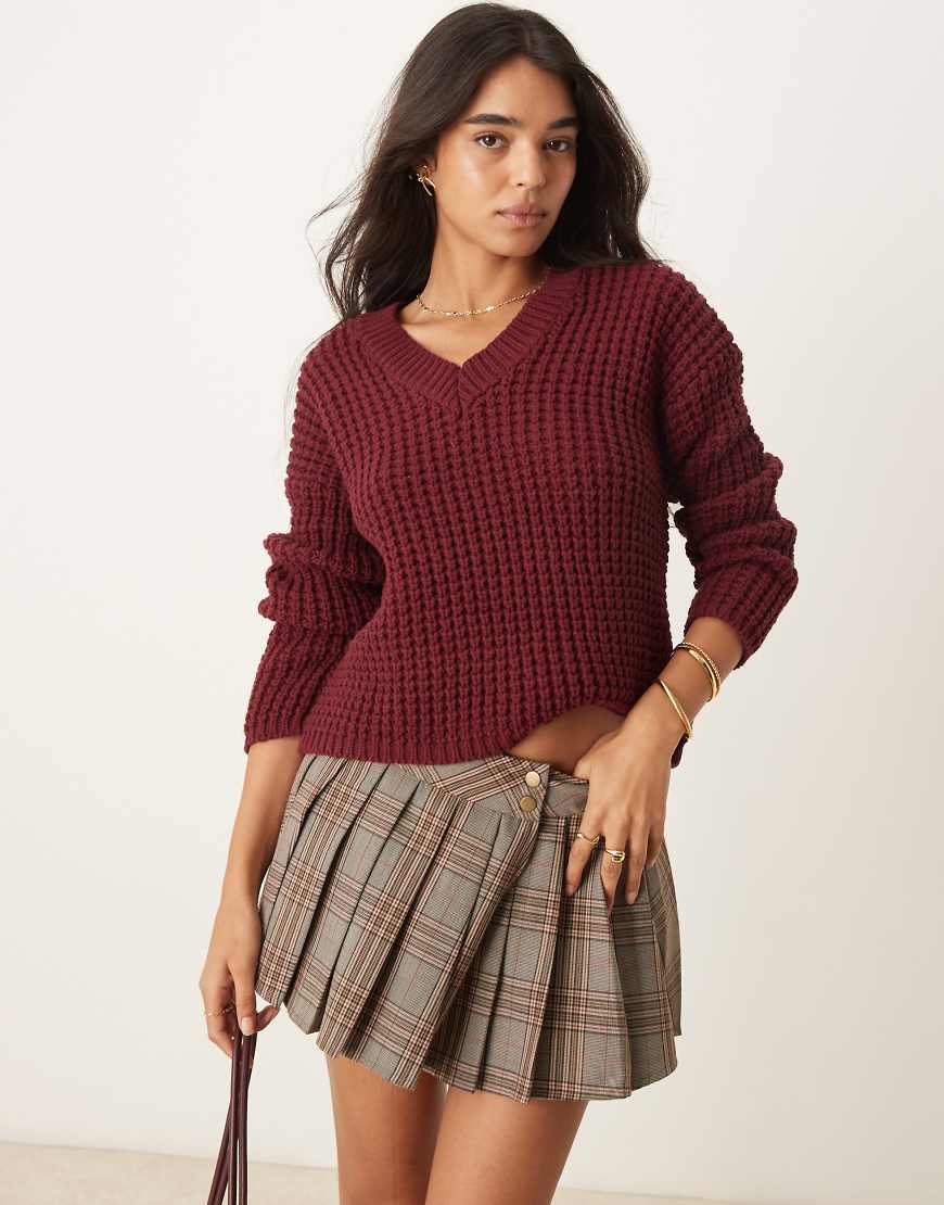 V neck jumper in burgundy-Red