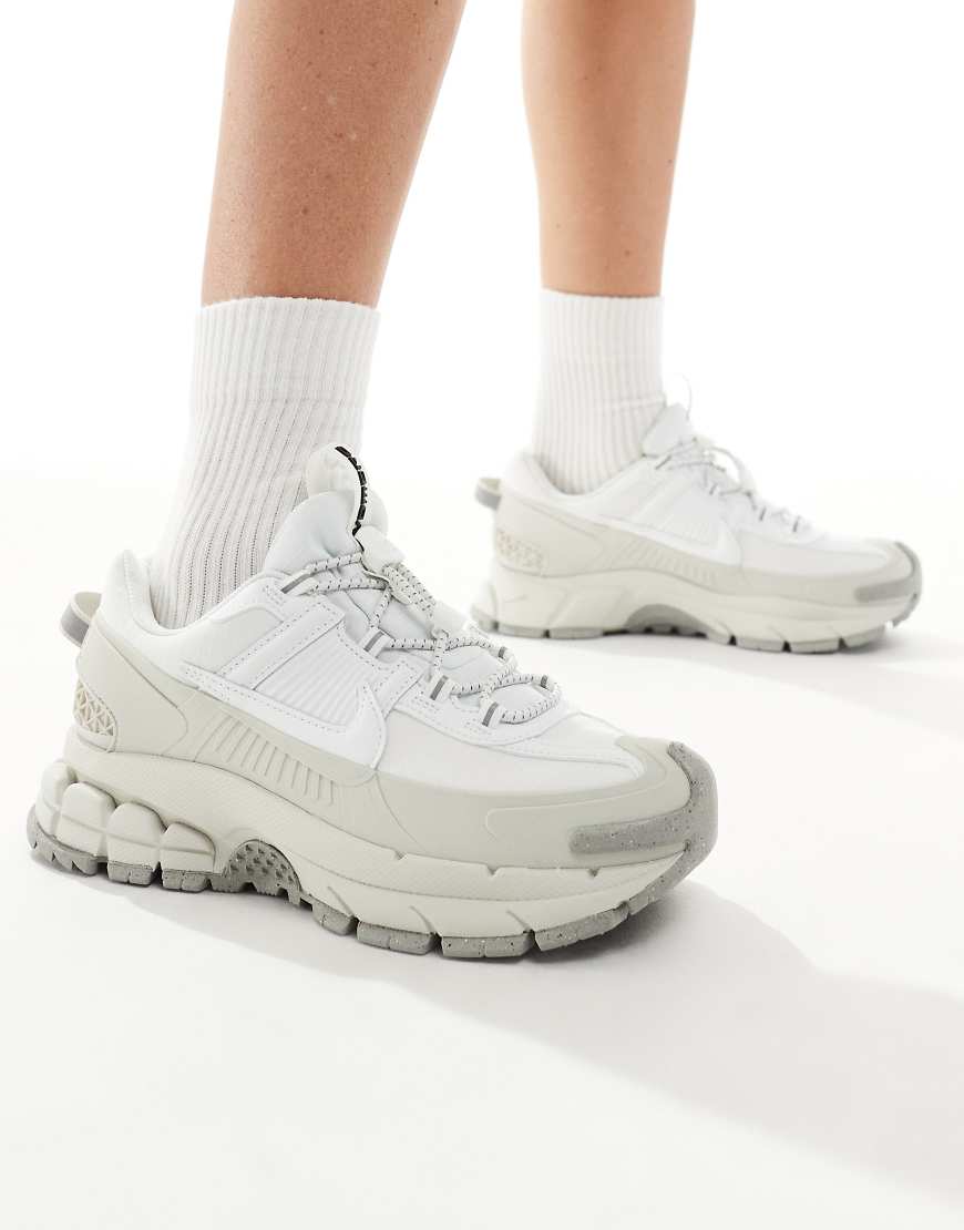 Zoom Vomero 5 Roam sneakers in off white