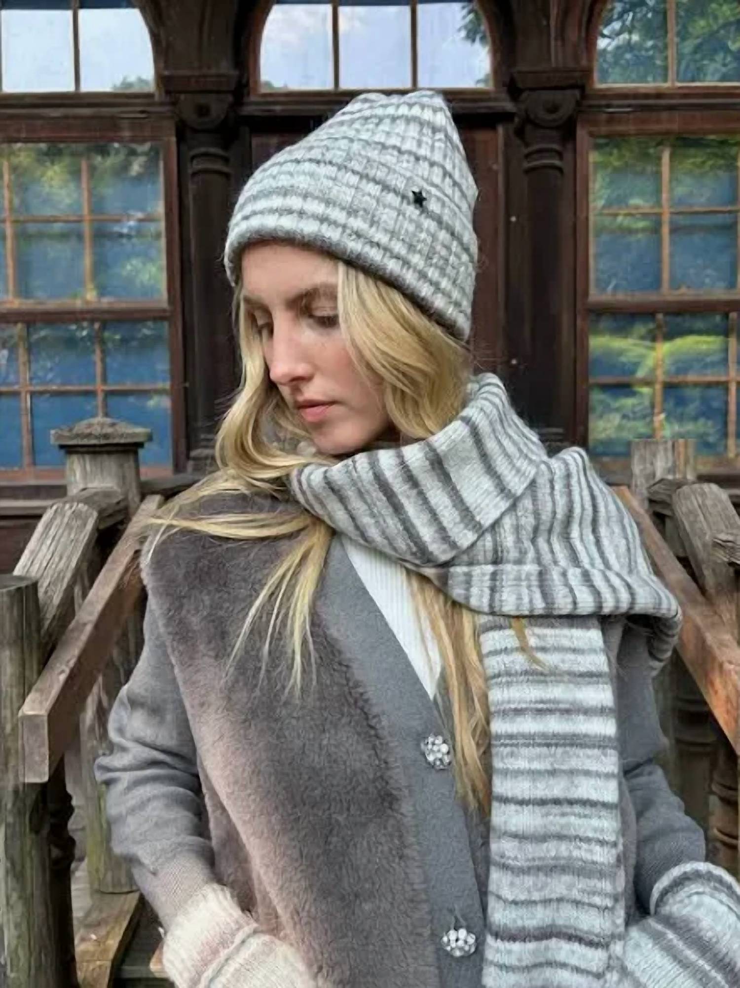 Women's Stripe Scarf In Grey