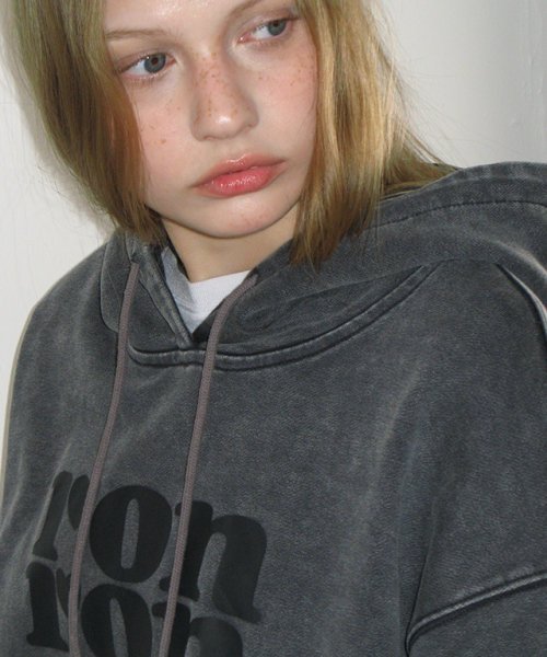 PIGMENT LOGO HOODIE CHARCOAL