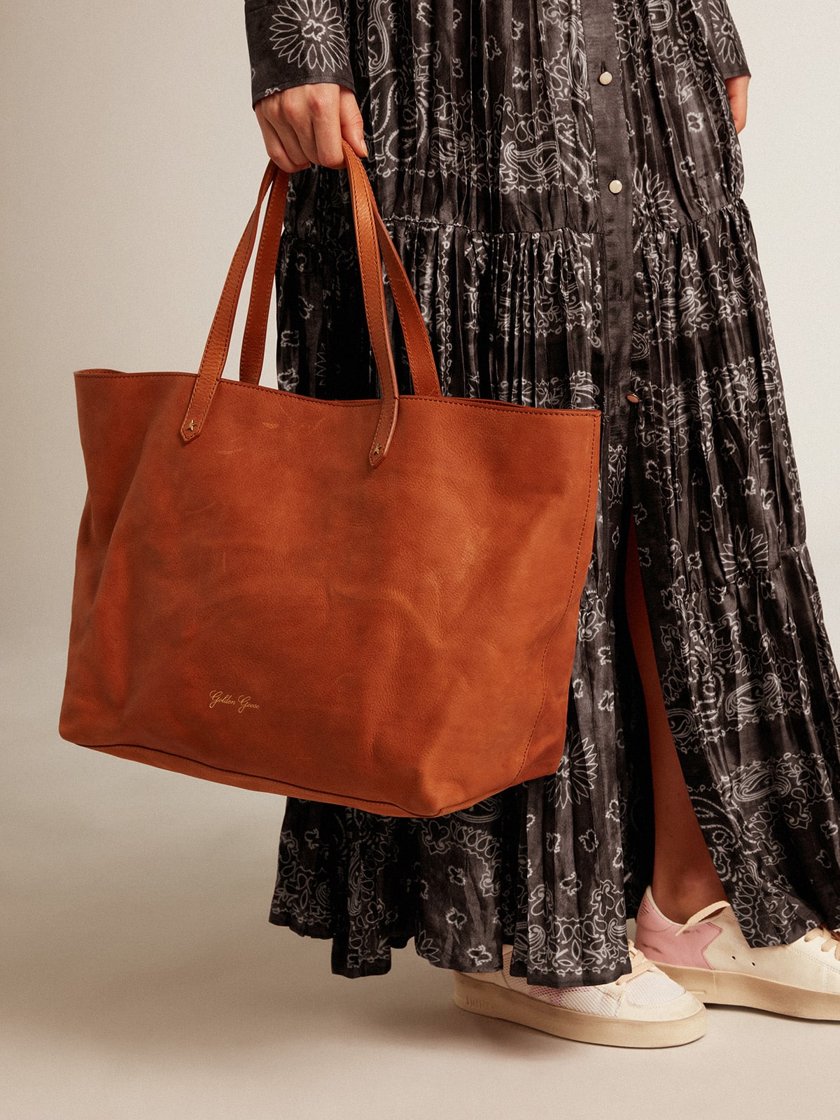 Golden Goose - Pasadena Bag In Tan-colored Glossy Hammered Leather With Gold Logo On The Front, Woman, : U