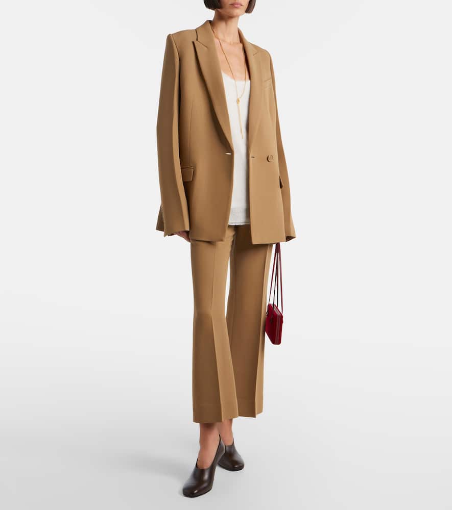 Leather pumps