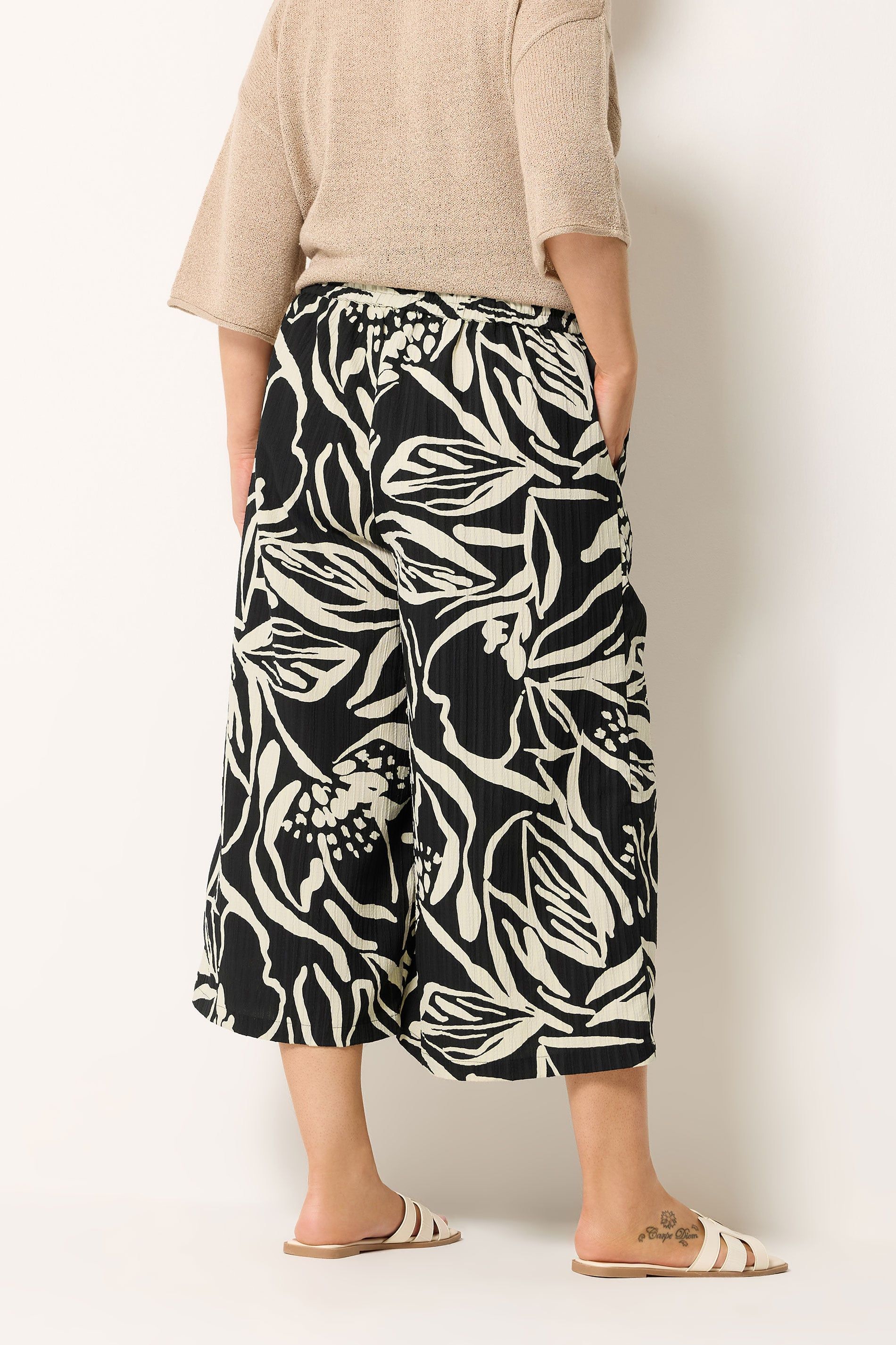 Yours Women's Abstract Floral Cropped Trousers in Black
