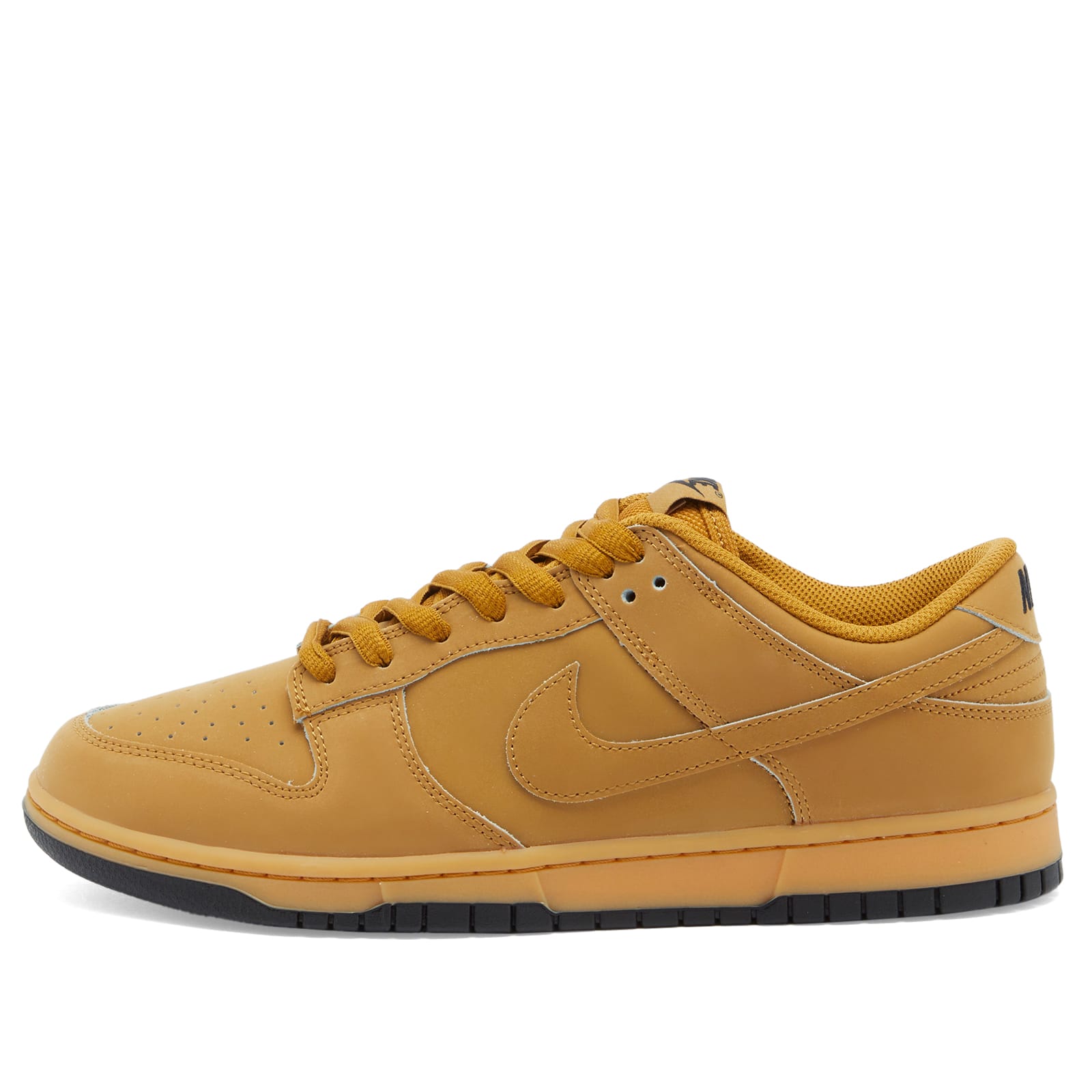Men's Dunk Low Retro Se Wheat Sneaker in Wheat/Yellow/Black