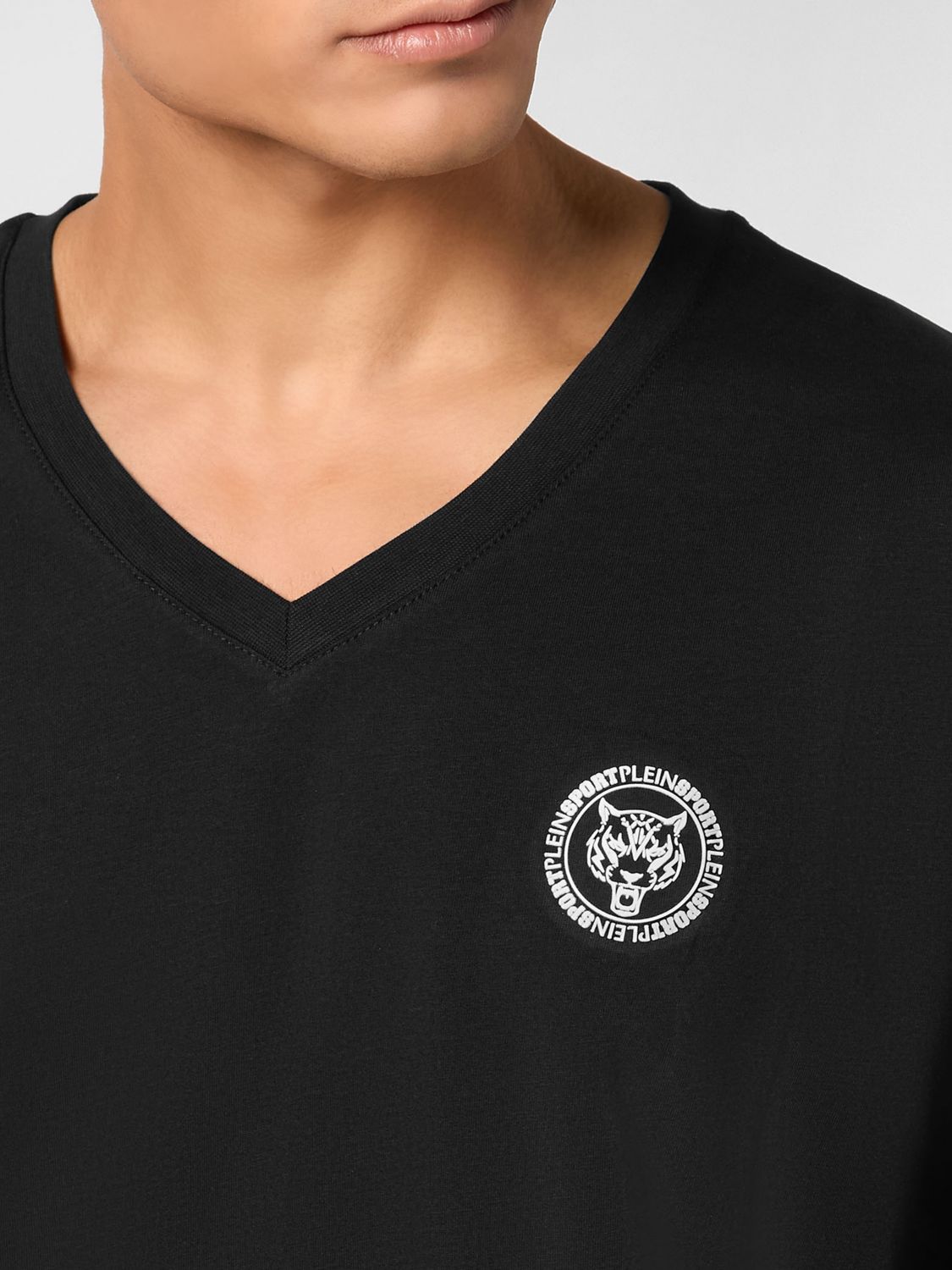 V-neck t-shirt - Black