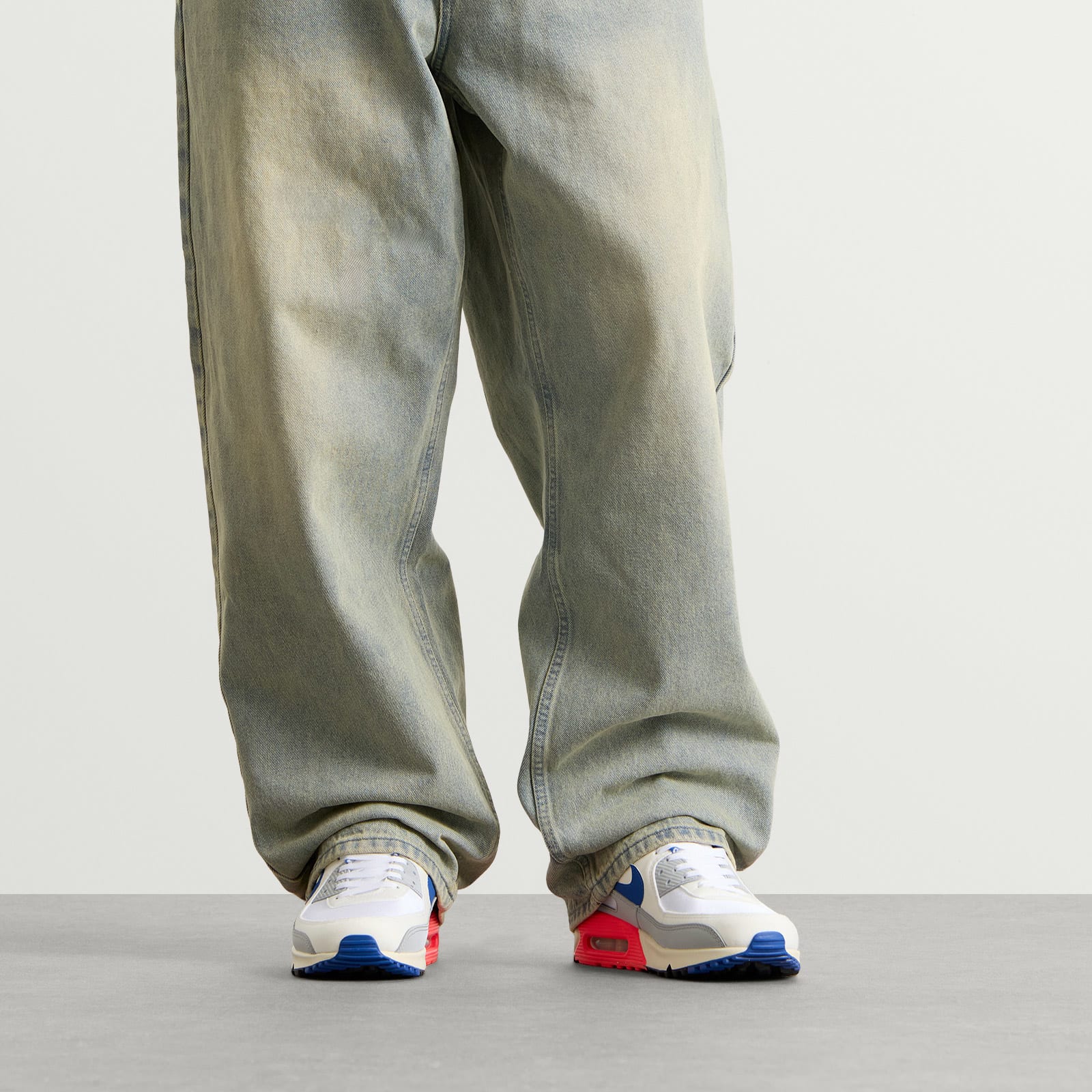 Air Max 90 Qs Ultramarine Sneaker in Light Base Grey/Sport Royal/Coconut Milk