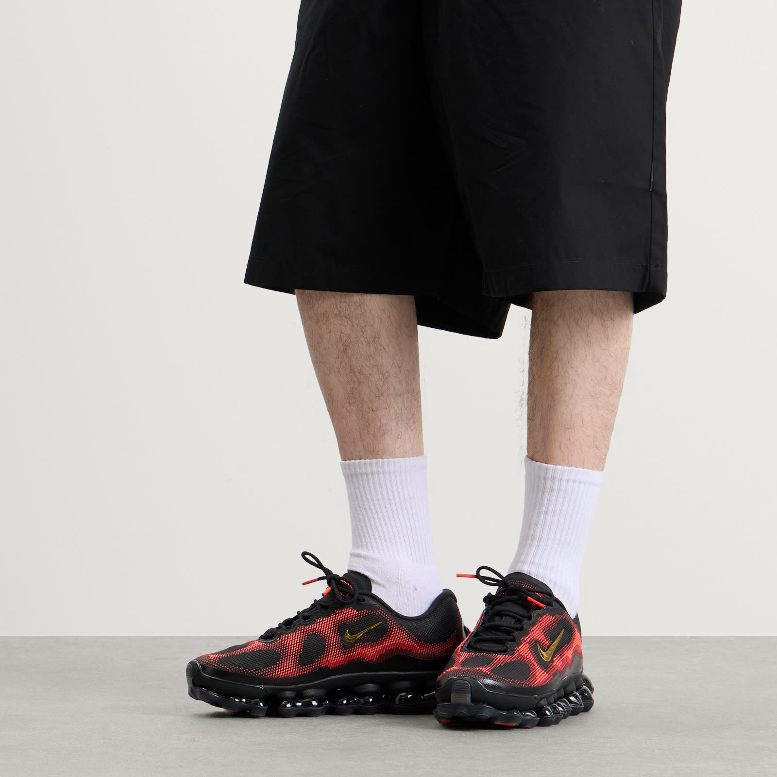 Men's Air Liquid Max Df Sneaker Black/Metallic Gold/Team Red