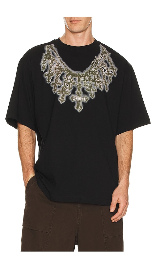 WE11DONE Cross Necklace T-Shirt in Black - Black. L also in M, S, XL/1X