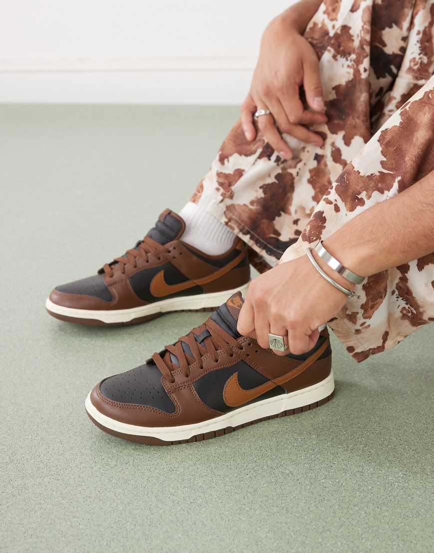 Dunk Low retro sneakers in brown and black