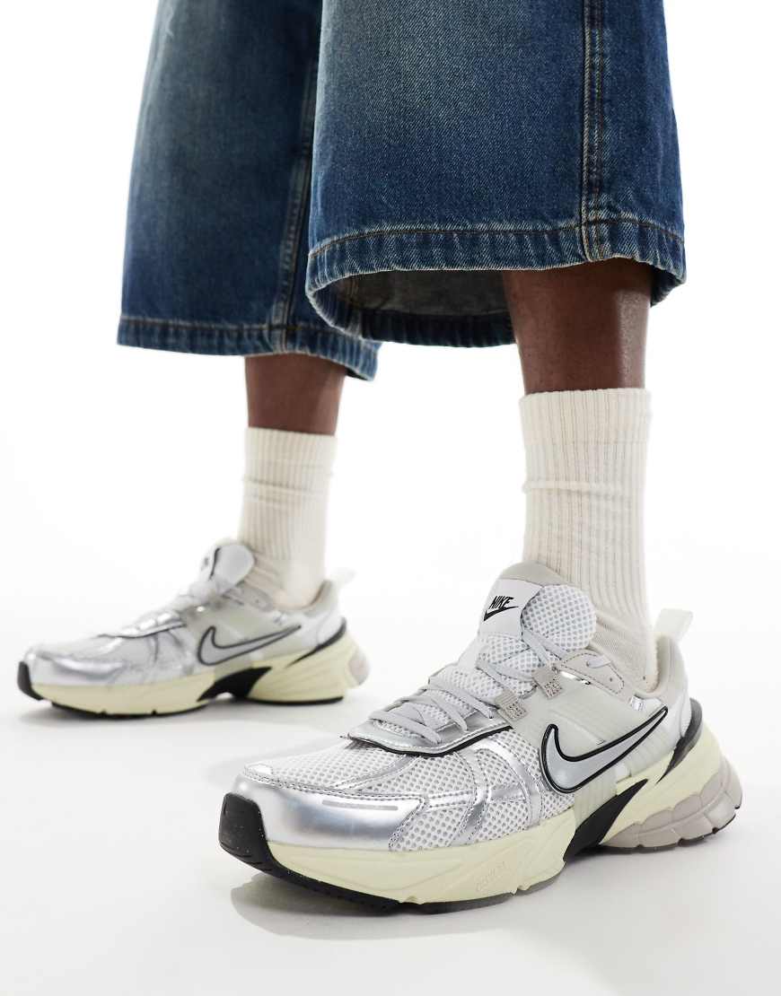 V2K Run sneakers in white and silver